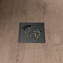 תעלת ניקוז ריצפתי 10/10 אופנתי + מנגנון למניעת ריחות וכניסת חרקים | כפות רגליים | שחור מט | מק"ט 752